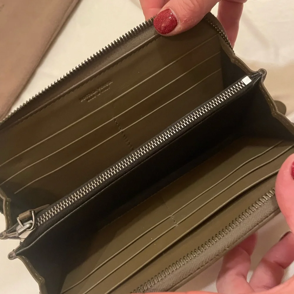 **NWOT** Bottega Veneta Zip Around Wallet - Picture 2 of 7